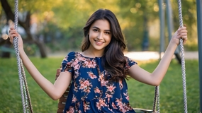 坐在秋千上的碎花裙美女图片